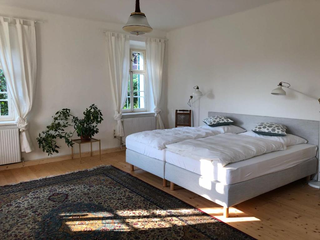 施泰因茨Erzherzog-Johann Ferienhaus mit besonderem Flair的卧室配有白色的床和地毯。