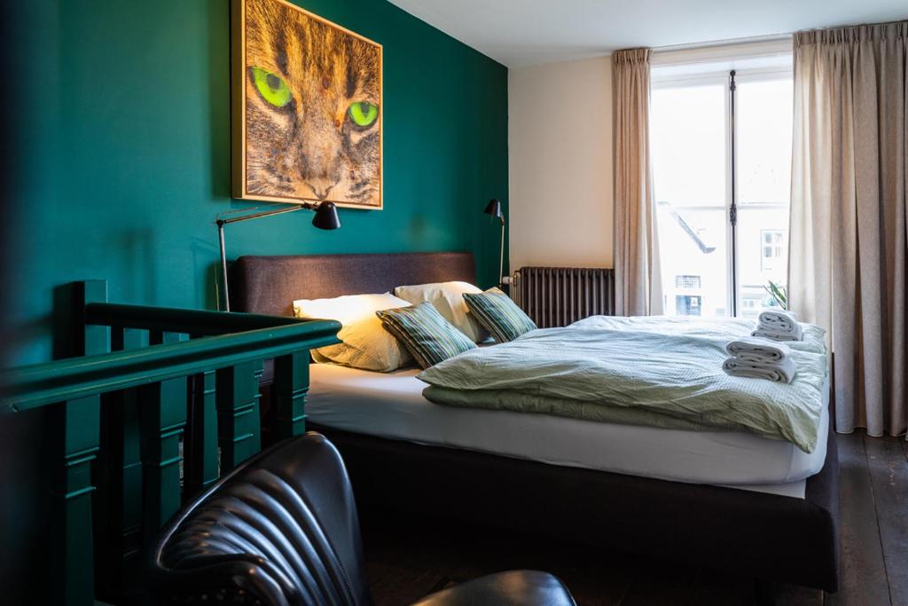 菲赫特B&B 'het Gripshuis'的一间卧室设有一张床和绿色的墙壁