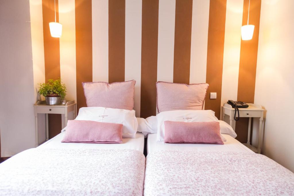 阿兰约兹埃尔科赫隆酒店的两张睡床彼此相邻,位于一个房间里