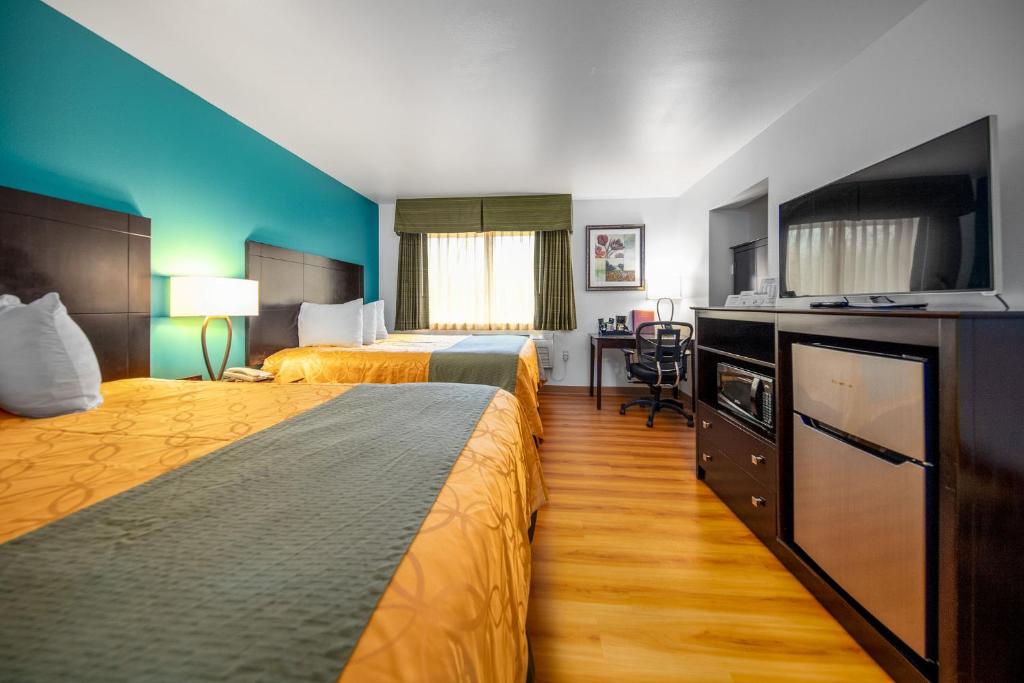 胡德里弗胡德河日落汽车旅馆的酒店客房设有两张床和一台平面电视。
