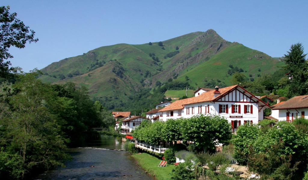 圣艾蒂安德拜戈里弧酒店的山河村