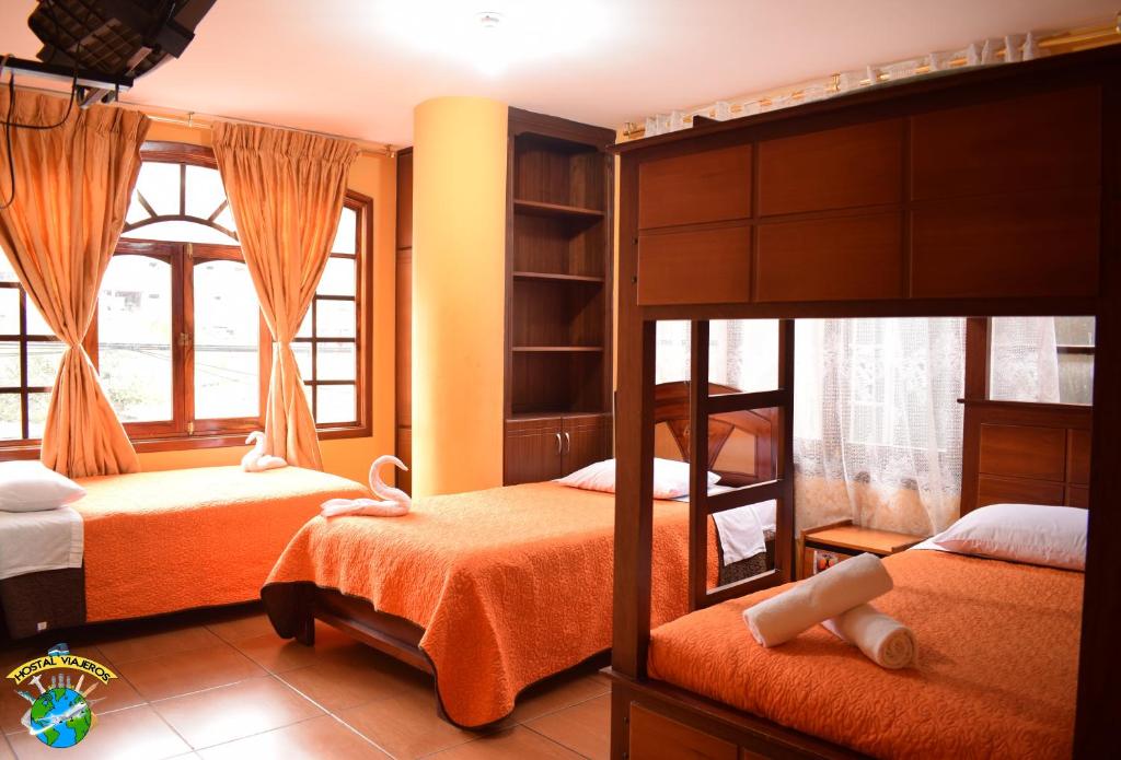 巴尼奥斯Hostal Viajero's的一间卧室设有两张双层床和一扇窗户。