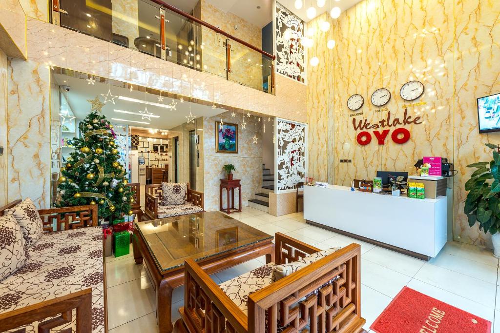 河内Westlake Tay Ho Hotel 696 Lạc Long Quân的商店里一间有圣诞树的餐厅