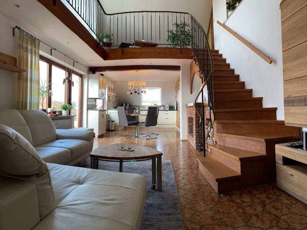 农嫩霍恩Maisonette am See的带沙发和楼梯的客厅