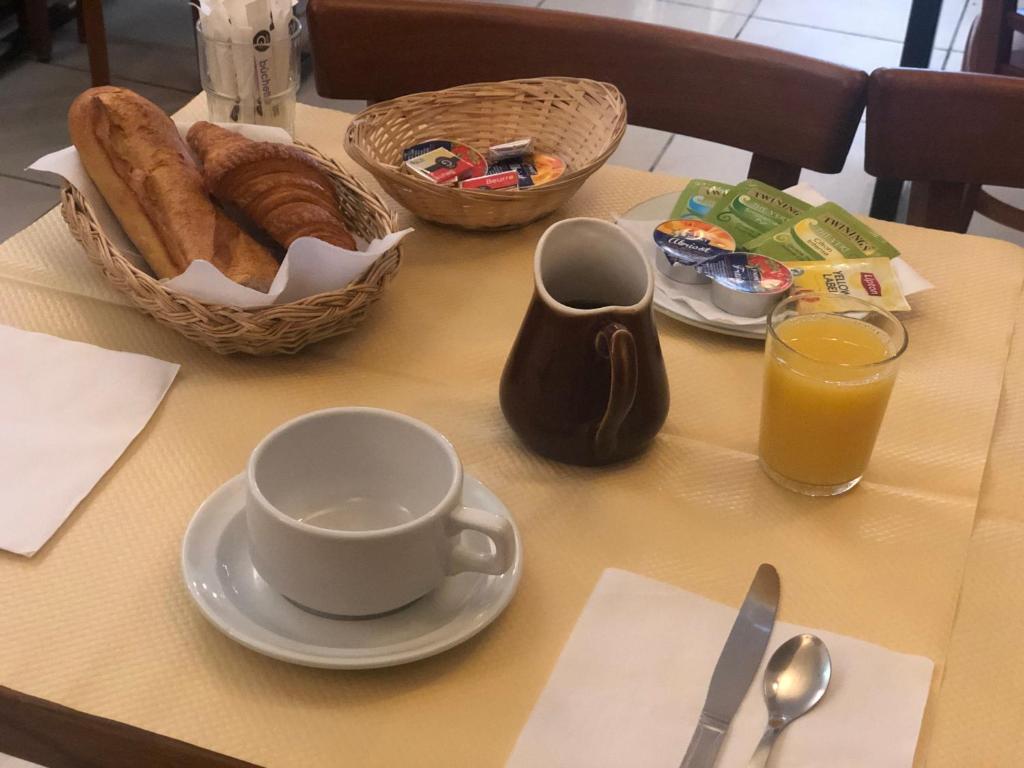 巴黎自由酒店的桌子,上面放着咖啡和一篮面包