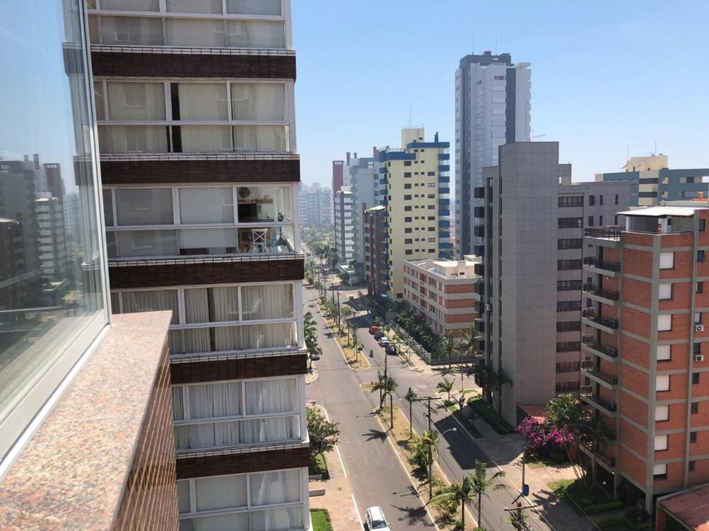 托雷斯Apartamento Central Super Localização的城市空中景观高楼