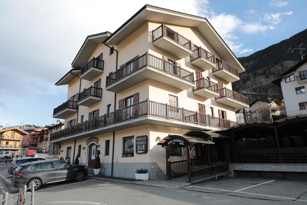 艾马维尔Hotel Ristorante Château的前面有停车位的建筑