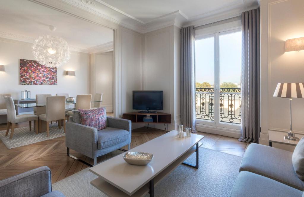 巴黎查尔斯弗罗奎兹公寓的带沙发的客厅和用餐室