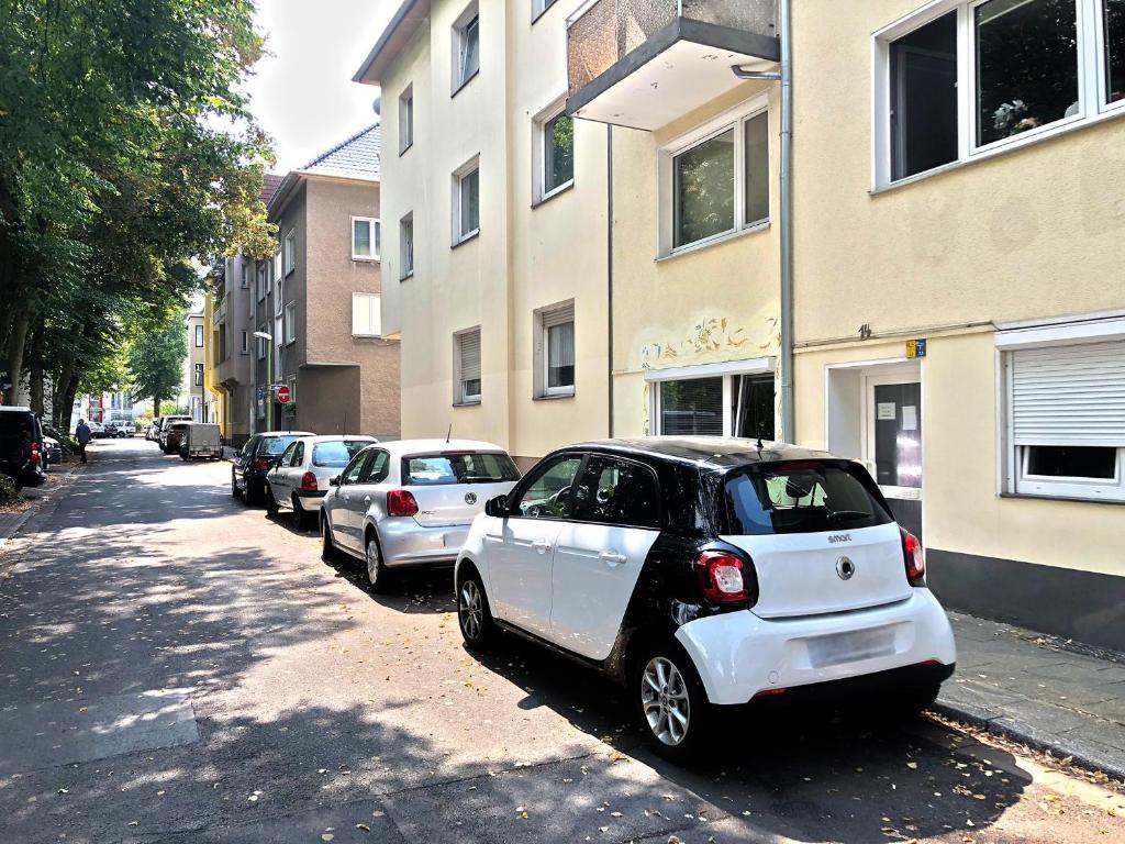 埃森Apartments Essen-Rüttenscheid的停在街道边的小汽车