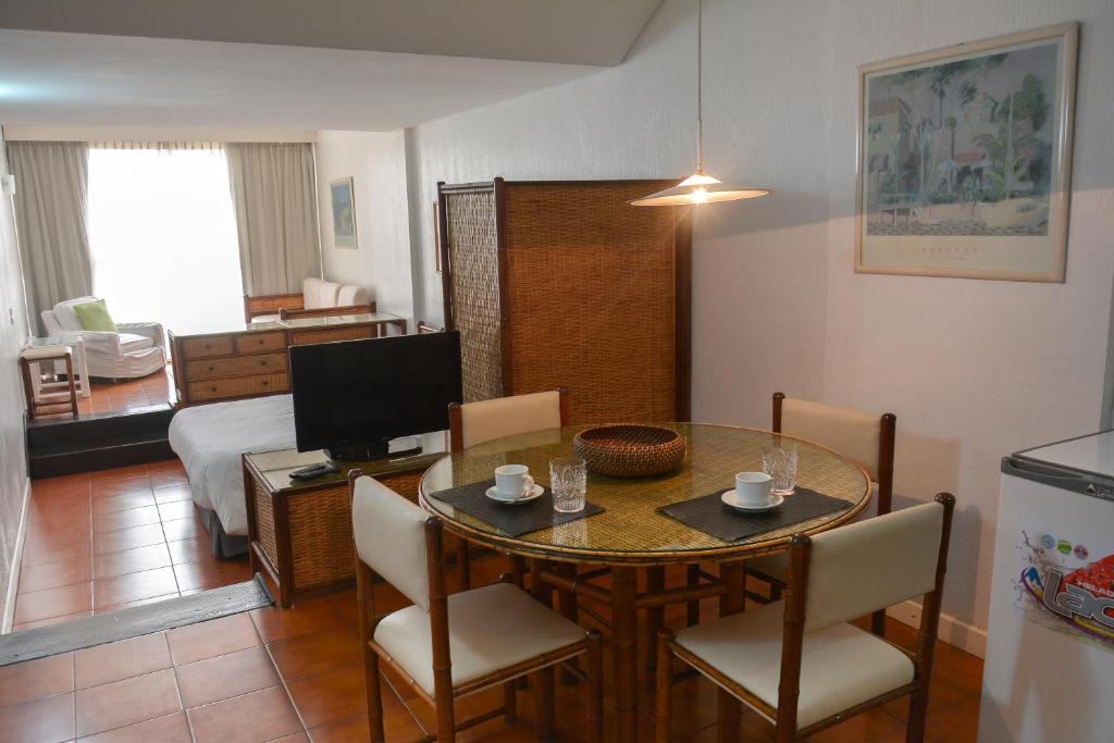 布宜诺斯艾利斯1856年科连特斯酒店的厨房以及带桌椅的用餐室。