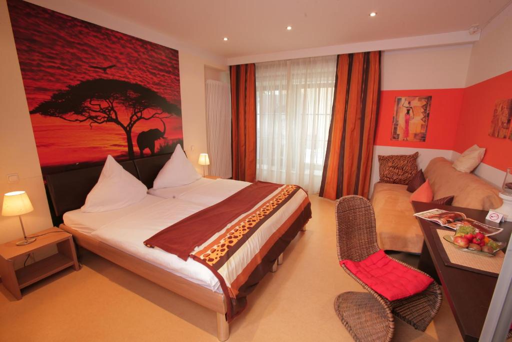 因河畔辛巴赫德威马维斯布劳旅馆的酒店客房,配有床和沙发