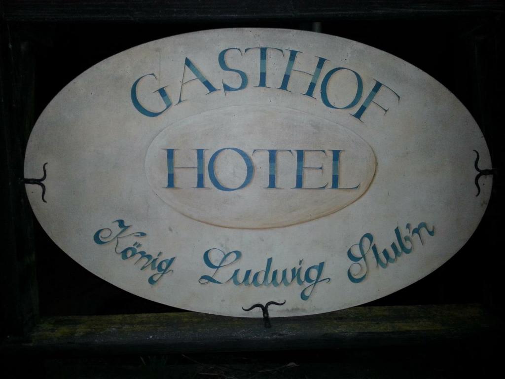 基姆湖畔普林König Ludwig Stub´n的一张标志,上面写着Casitzoit酒店坐下来演 ⁇ 