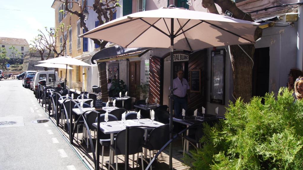 阿雅克修科瓦尔布朗克酒店的街上一排带遮阳伞的桌椅