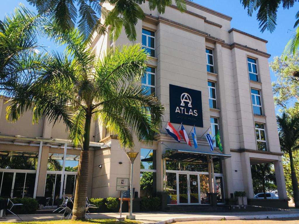 伊图萨因戈Atlas Grand Hotel Ituzaingo的一座建筑前的棕榈树
