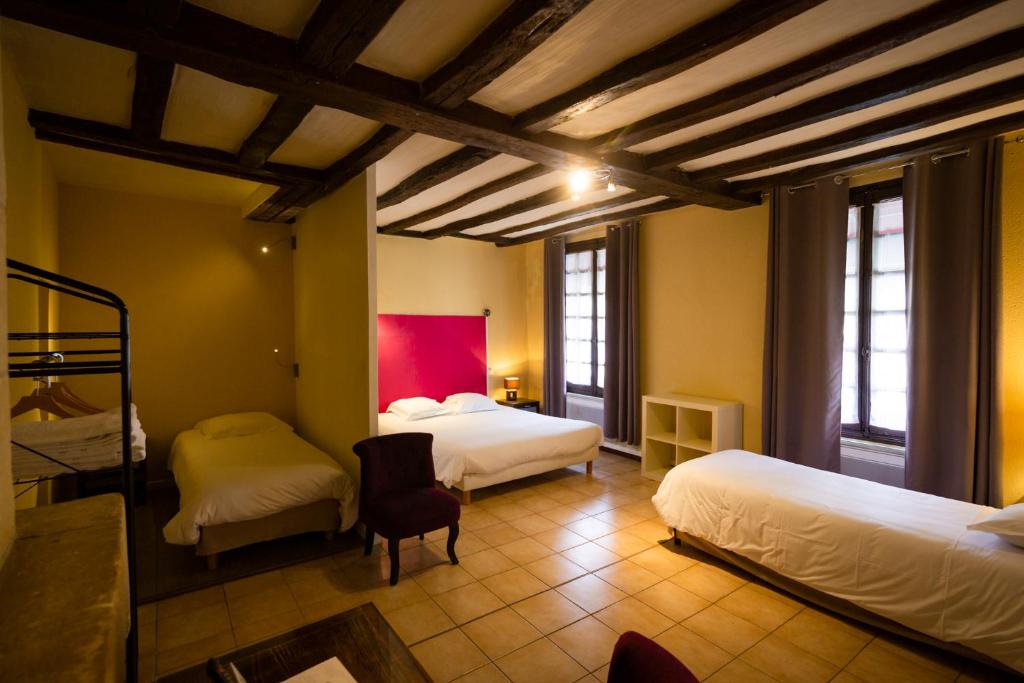 阿宰勒里多莱斯特鲁瓦利斯酒店的一间卧室配有两张床和一张桌子及椅子