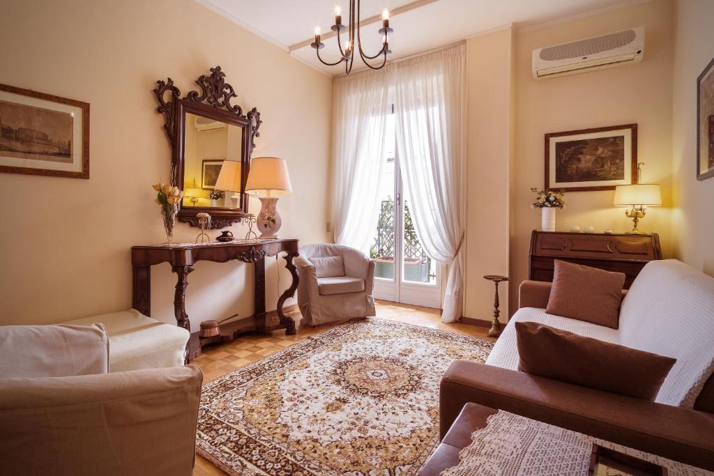 维罗纳焦亚公寓的一间带床和镜子的客厅
