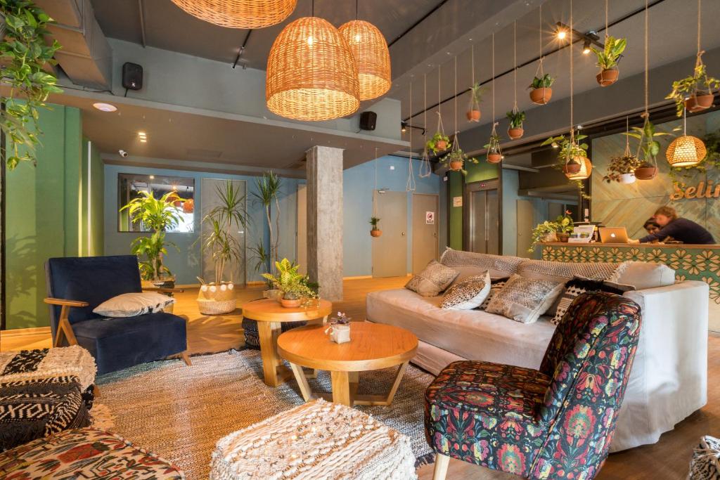 布宜诺斯艾利斯Selina Palermo的客厅配有沙发和桌子
