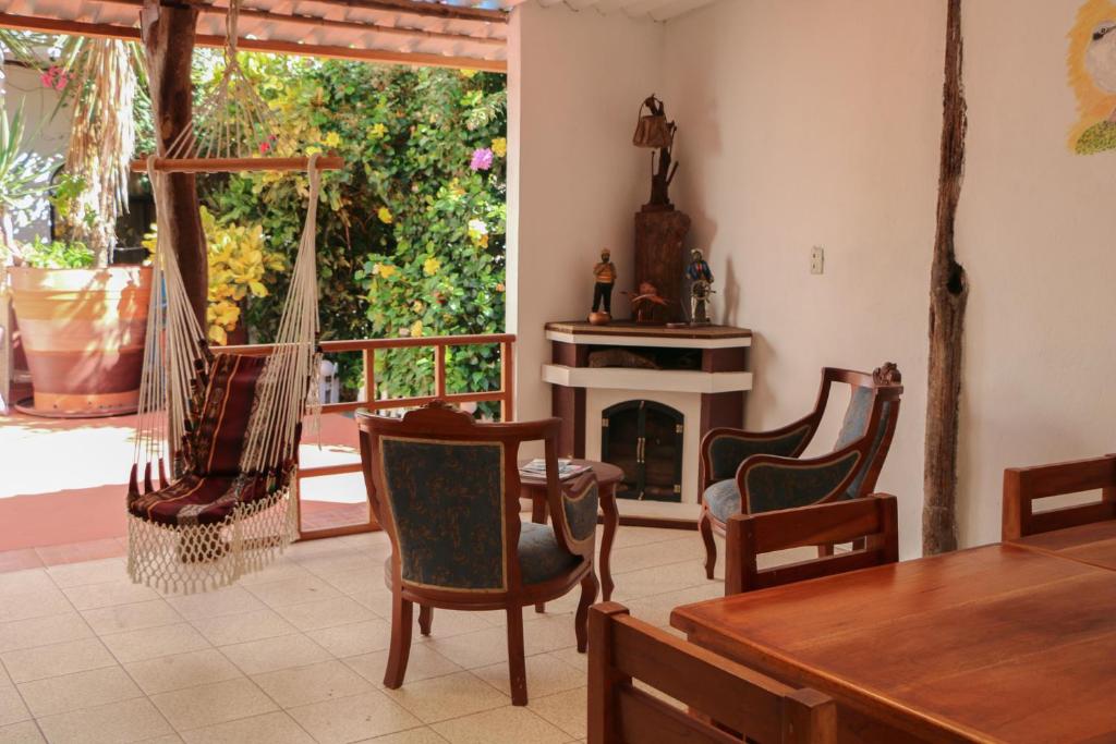 阿约拉港Maytenus Galapagos的客厅配有桌椅和壁炉