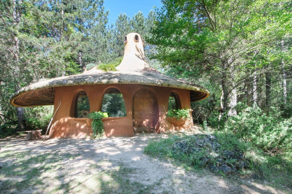 Gaytaninovo奥玛雅生态村酒店的树林中茅草屋顶的房子