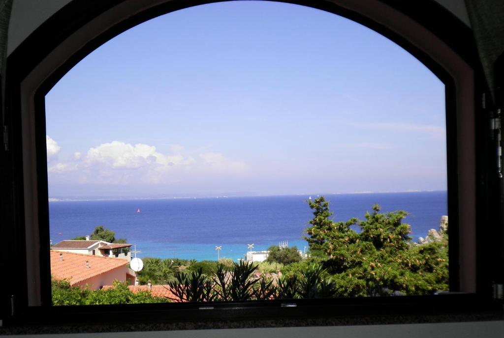 圣特雷莎加卢拉La Finestra Vista Corsica的从窗户可欣赏到海景