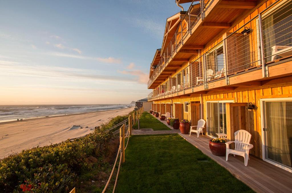 林肯市鹈鹕海岸酒店的享有海滩景致的建筑