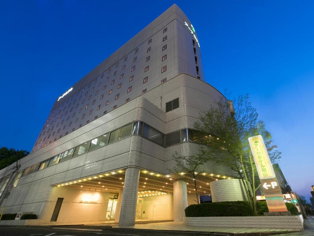 冈山Ark Hotel Okayama -ROUTE INN HOTELS-的一座建筑的侧面有灯
