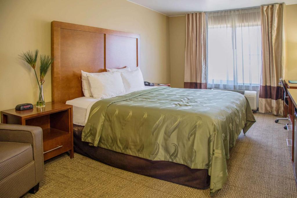 默塞德Quality Inn Merced Gateway to Yosemite的酒店客房设有床和窗户。