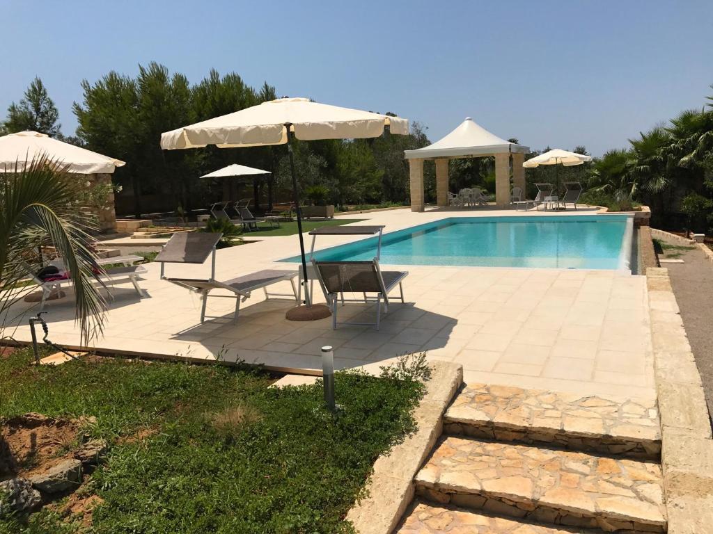 马蒂诺WHITE POOL Matino - Gallipoli - 2pl的游泳池旁设有椅子和遮阳伞