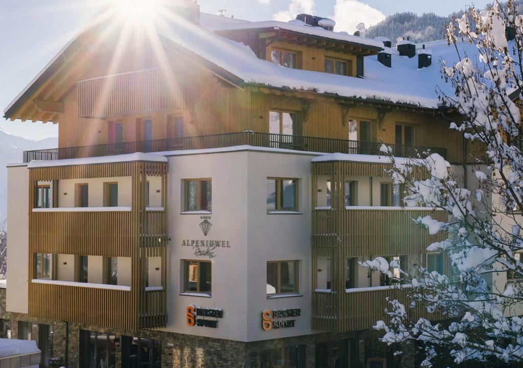 瑟弗浩斯Hotel Garni Alpenjuwel Residenz的一座阳光灿烂的建筑