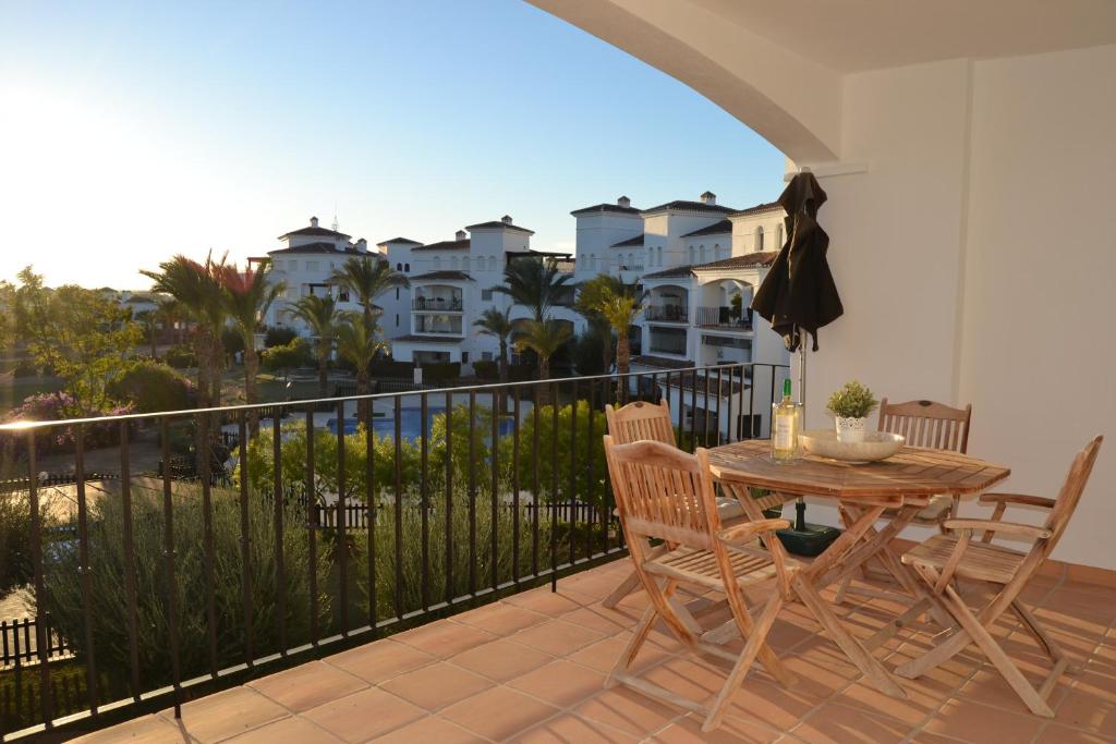 罗尔丹Casa Emperador - A Murcia Holiday Rentals Property的阳台的天井配有桌椅