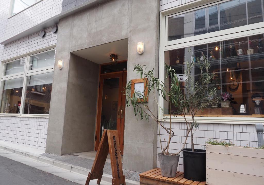 东京almond hostel & cafe Shibuya的建筑前方的商店,有开门