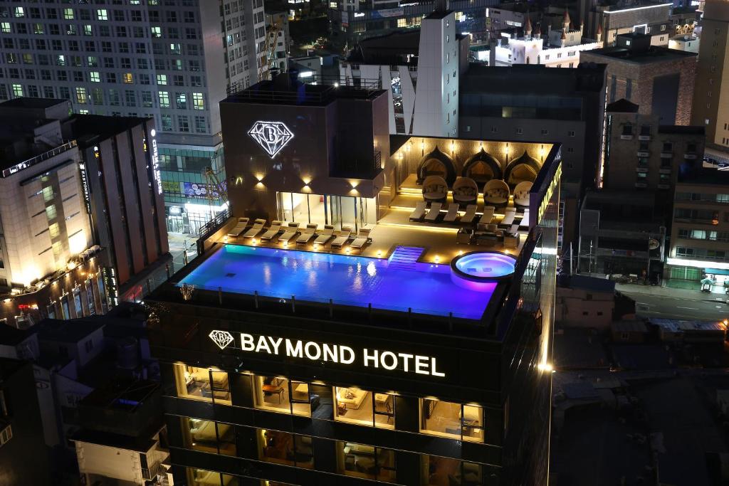 釜山Baymond Hotel的夜晚海湾心灵酒店的景色