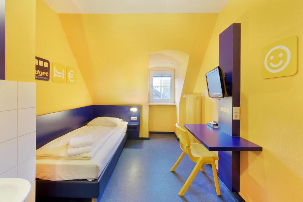 汉诺威廉价世博青旅的客房设有1张床、1张办公桌和1台电视。