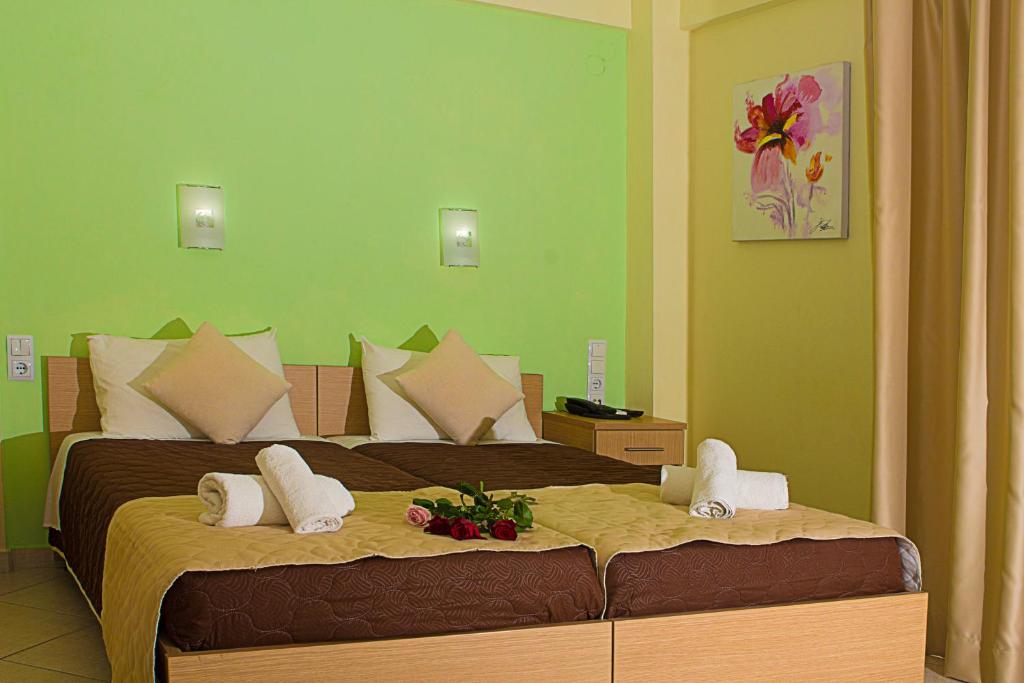 斯基亚索斯镇雅典娜一室公寓酒店的卧室配有带白色枕头的大床