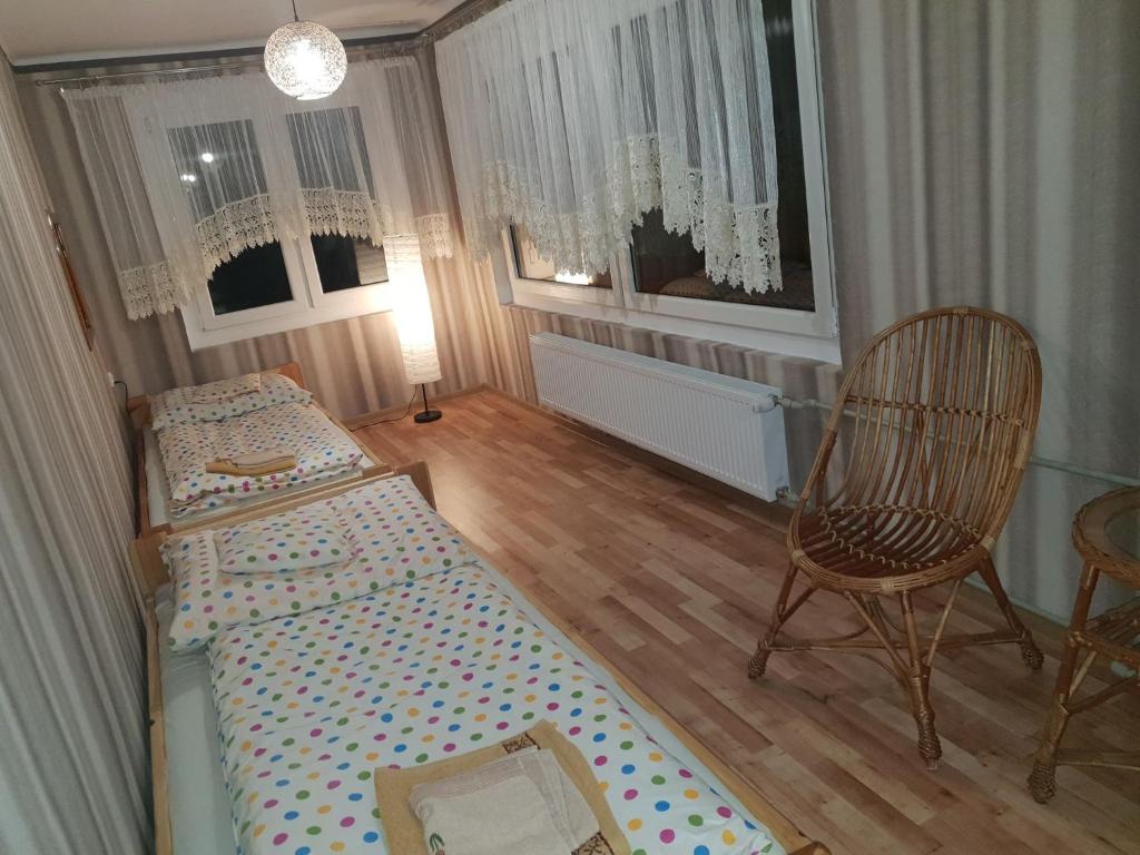 ŁaziskaSłoneczny Anioł的小房间设有两张床和椅子