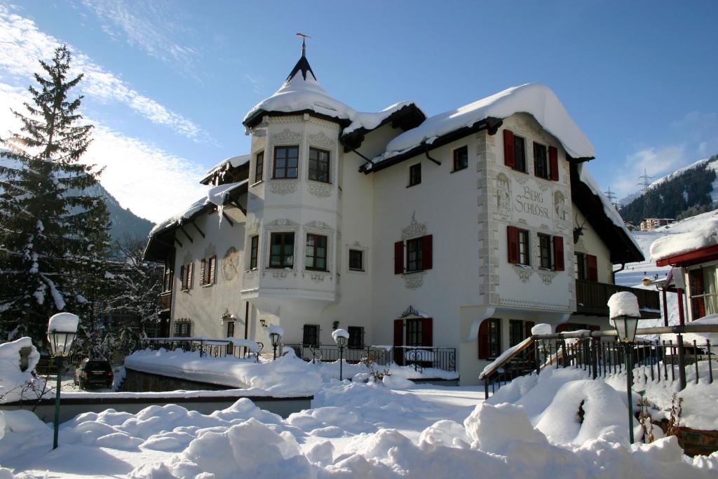 圣安东阿尔贝格Das Bergschlössl - very special的雪覆盖着的白色大房子