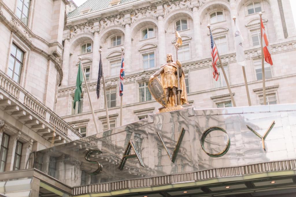 伦敦萨伏依酒店的建筑前方的雕像