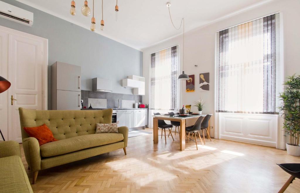 布达佩斯Andrassy Boulevard的客厅配有沙发和桌子