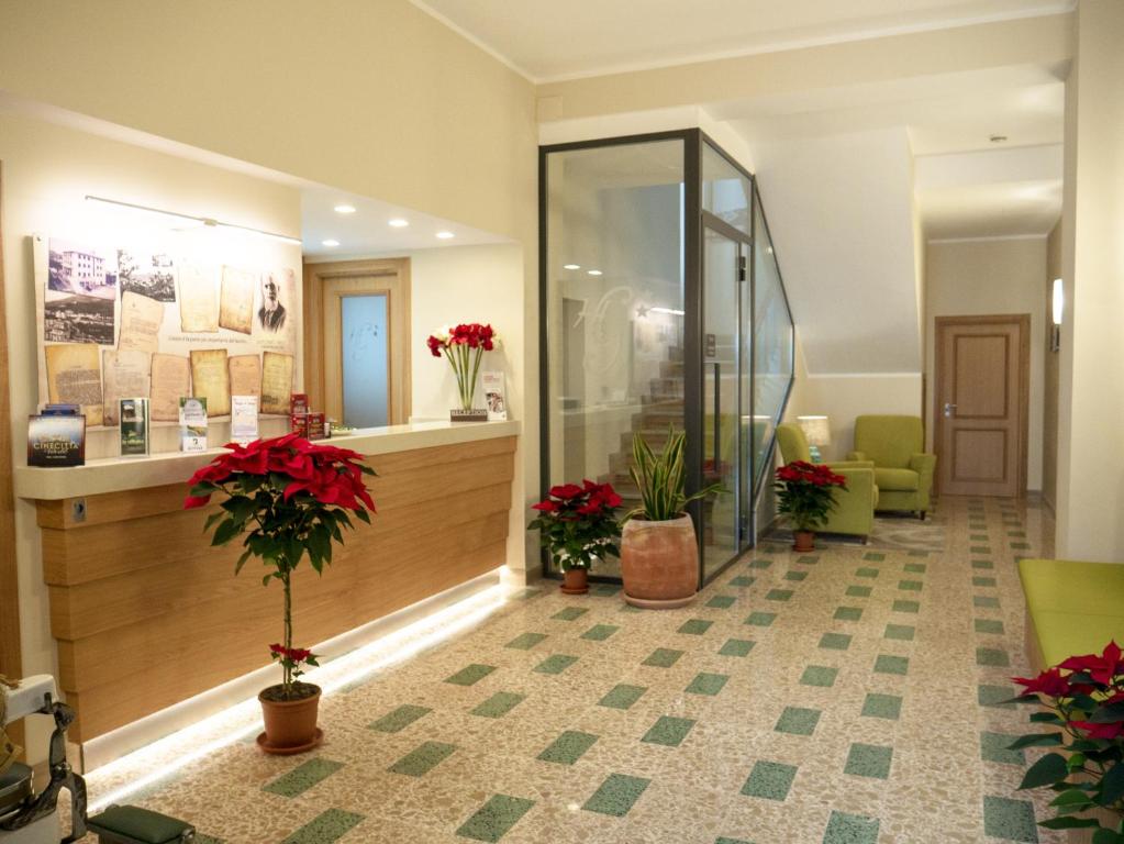 福尔米亚海湾酒店的大堂设有种有鲜花和植物的等候区
