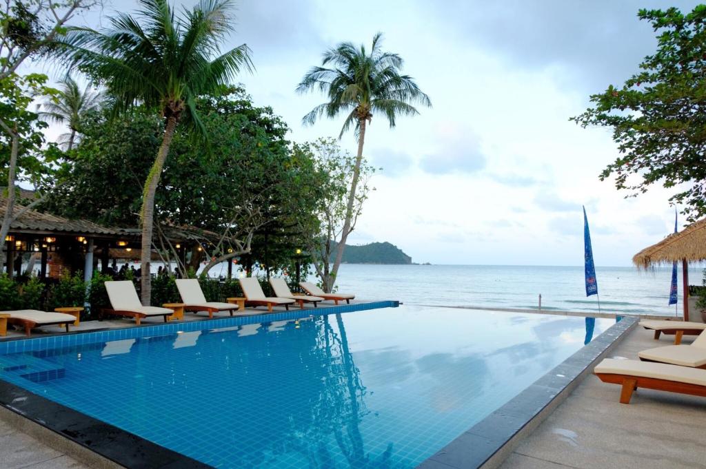 通奈潘海滩Pen's Bungalow Koh Phangan的一个带椅子的游泳池,享有海景