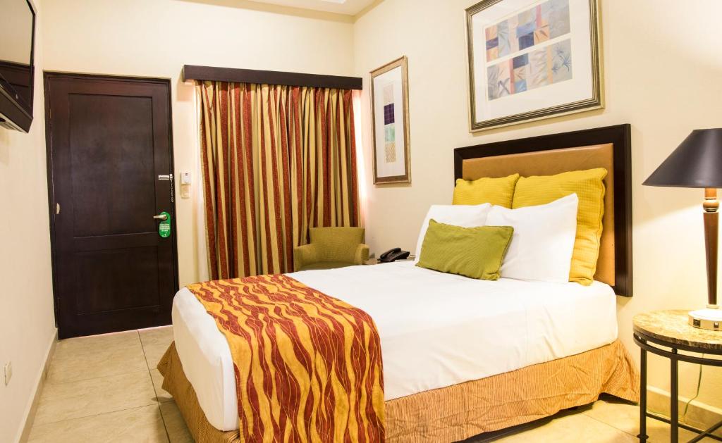 奇南德加Hotel El Viejo Inn的一间酒店客房,设有一张床和一扇门