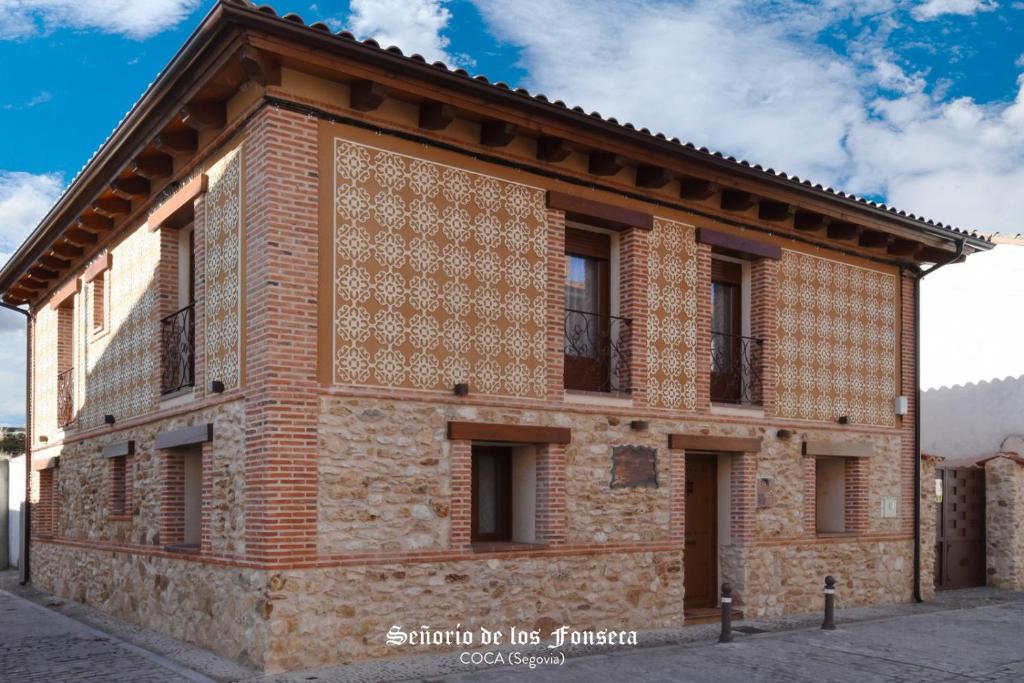 科卡Señorío de los Fonseca的街道上一座带窗户的旧砖砌建筑
