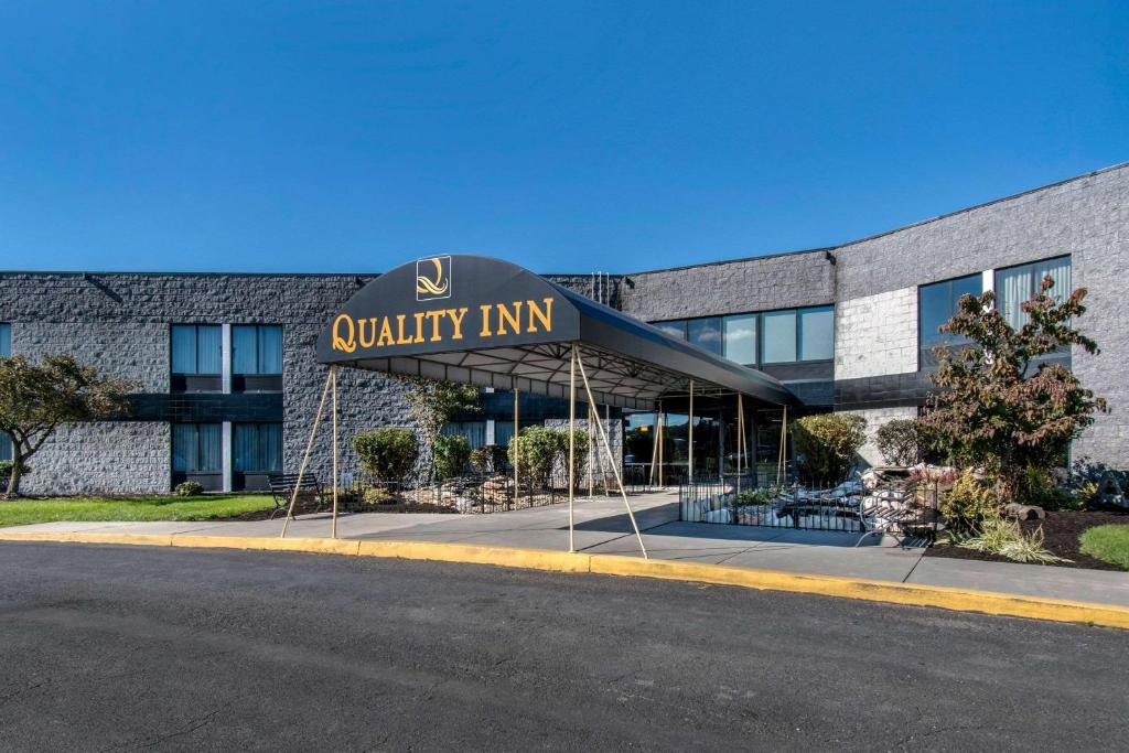 卡莱尔Quality Inn Carlisle PA的一座建筑,上面有读高质量旅馆