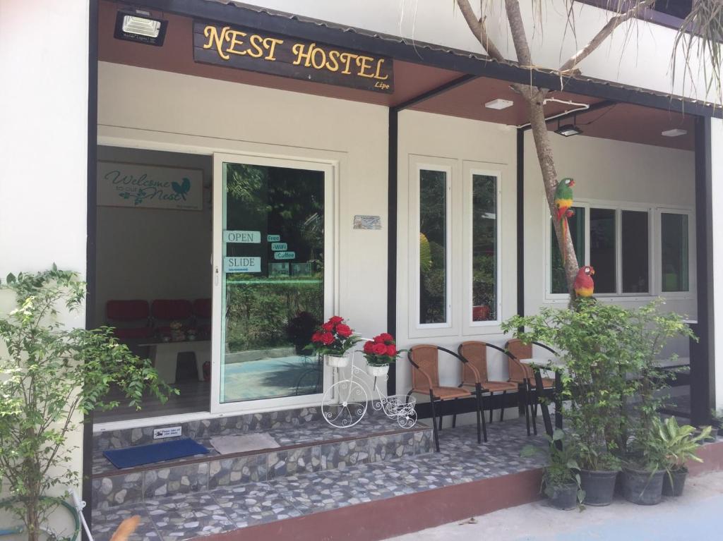 丽贝岛Nest hostel lipe的外面设有桌椅的旅馆