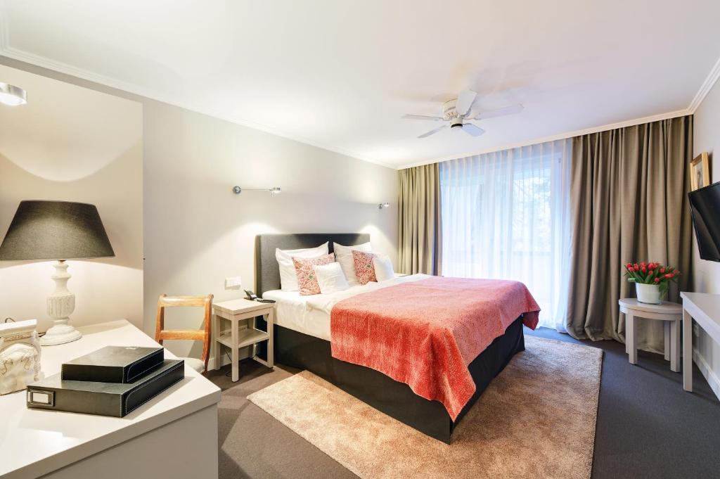 慕尼黑阿德米瑞酒店的配有一张床和一张书桌的酒店客房