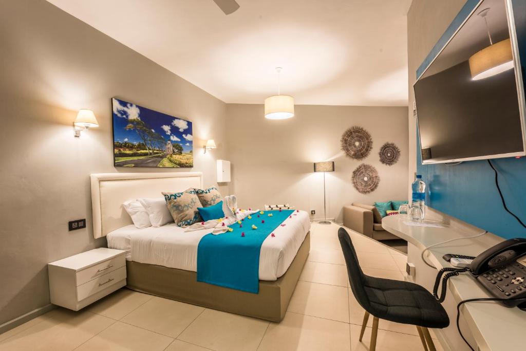 格兰贝伊Azur Paradise的一间卧室配有一张带蓝色毯子的大床