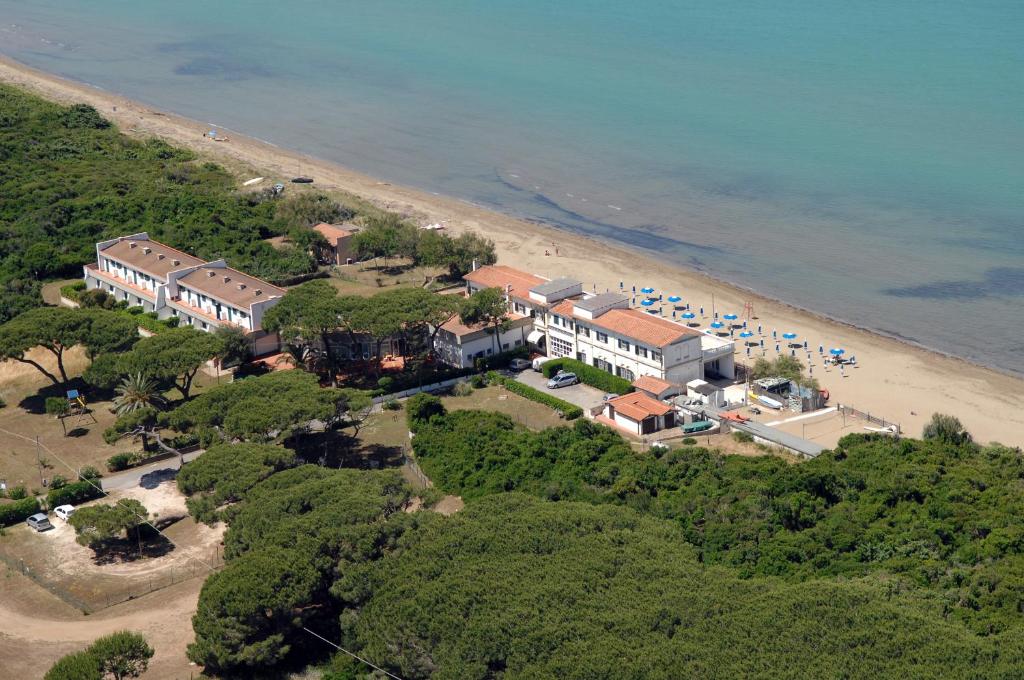 Giannella伊尔丽都酒店的海滩上的度假村的空中景致
