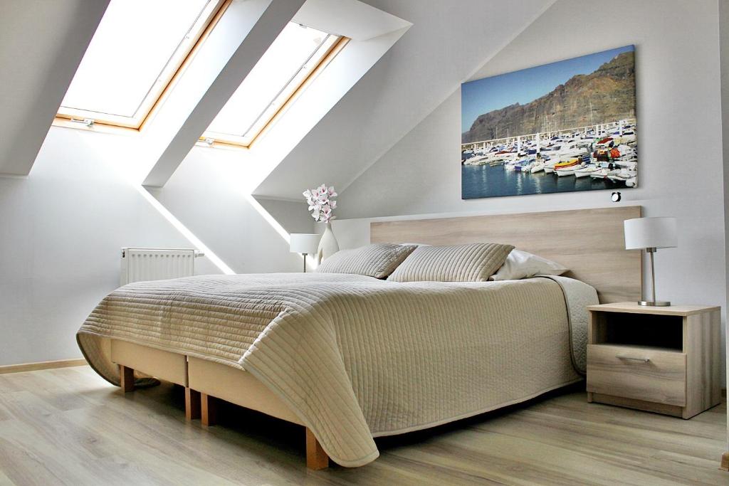 斯维诺乌伊希切Apartbaltic - Zdrojowa 63 Luxury的一间卧室配有一张带天窗的大床
