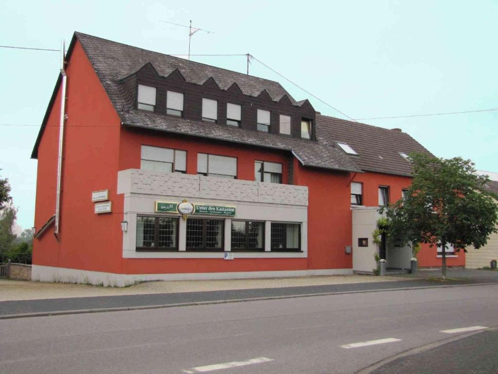 Speicher"Unter den Kastanien"的街道边的红色建筑
