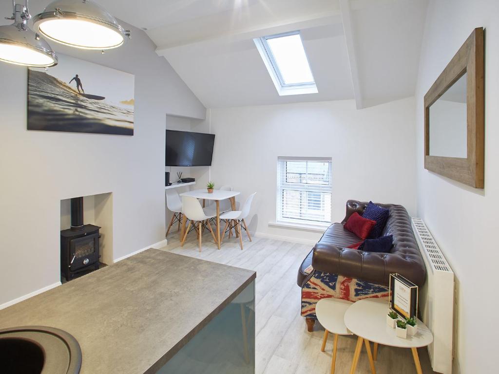 滨海索尔特本Host & Stay - The Surfer's Loft Apartment的客厅配有沙发和桌子